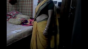 Desi tamil Married aunty exposing navel in saree with audio