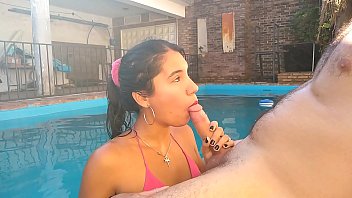 MAMADA EN LA PISCINA LATINA SEXY