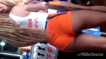 CANDID WAITRESS ASS AT HOOTERS