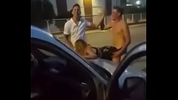 Bien p. cojiendo entre dos a putita en la calle