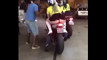 Negão conferindo o ESCAPAMENTO das motos