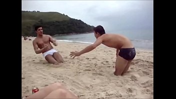 Machos brincando na praia