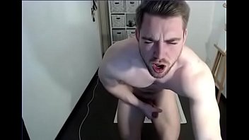 Hombre latino Hetero masturbandose por web cam en vivo, Colombiano bisexual y gay en cámara de computador